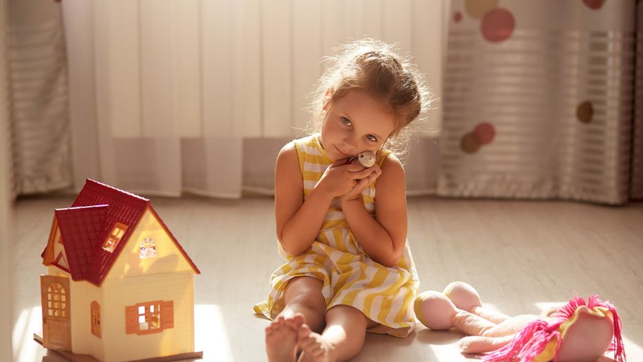 Prezent-pewniak na święta dla dziewczynki? Drewniany domek dla lalek!