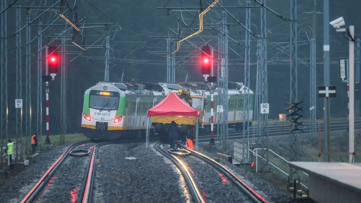 Uszkodzone tory przy stacji PKP Mika
Fot. Wojciech Olkusnik/East News Zyczyn (woj. mazowieckie), 17.11.2025. Okolice stacji kolejowej PKP Mika, gdzie w nocy z 15 na 16 listopada doszlo do uszkodzenia torow w wyniku aktu dywersji. Wedle wstepnych ogledzin tory zostaly zniszczone przez eksplozje.
Wojciech Olkusnik