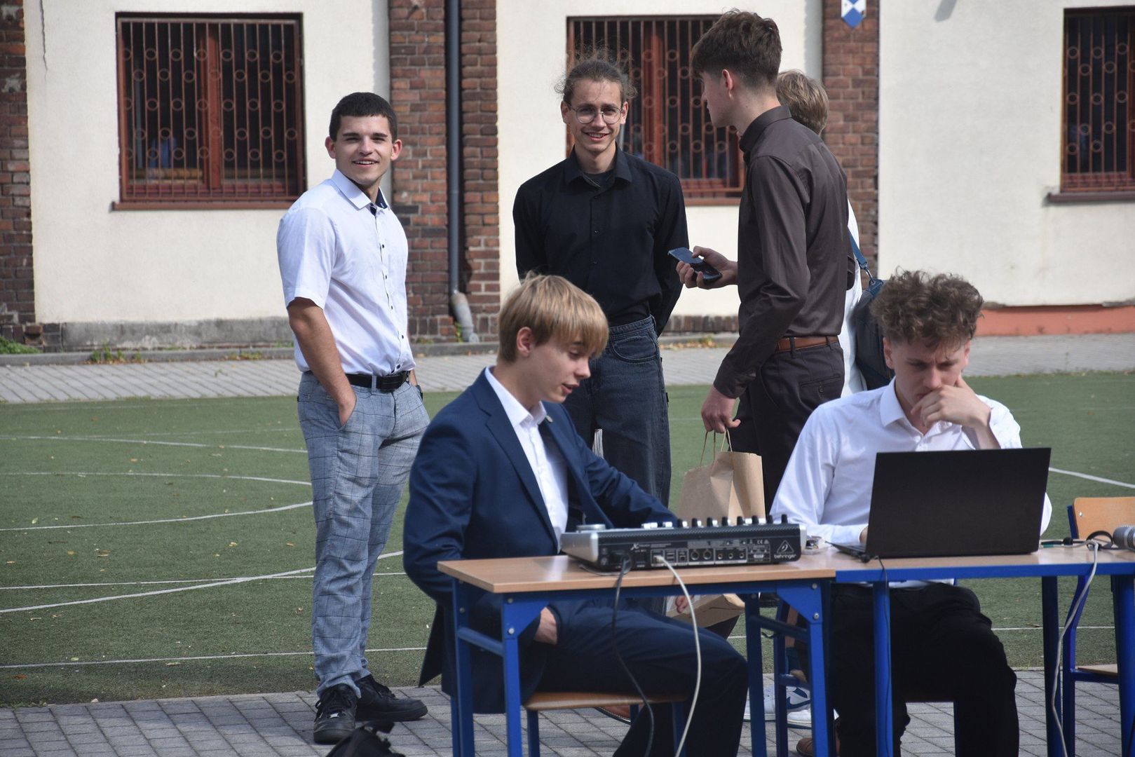 Ostatni dzwonek w śremskim Ogólniaku. Uczniowie zakończyli rok szkolny i odebrali świadectwa [film, zdjęcia]