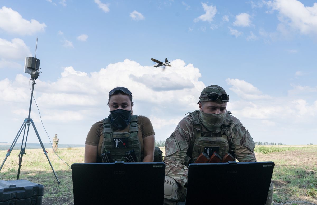 Ukraińscy żołnierze nawigują zwiadowczy dron/ Zdj. ilustracyjne