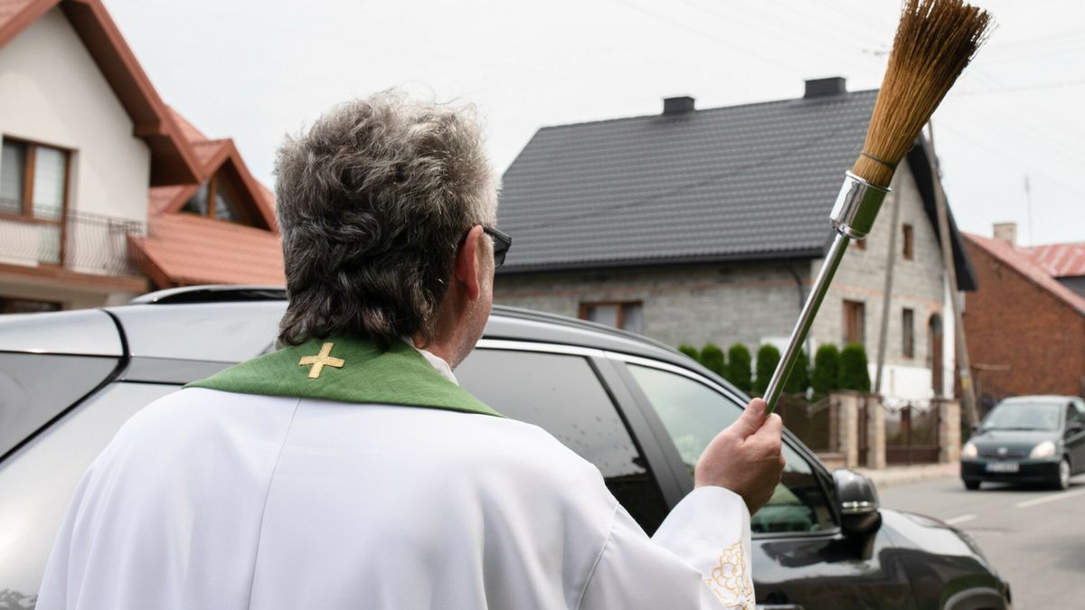 Ile zarabiają księża? Zarobki duchownych