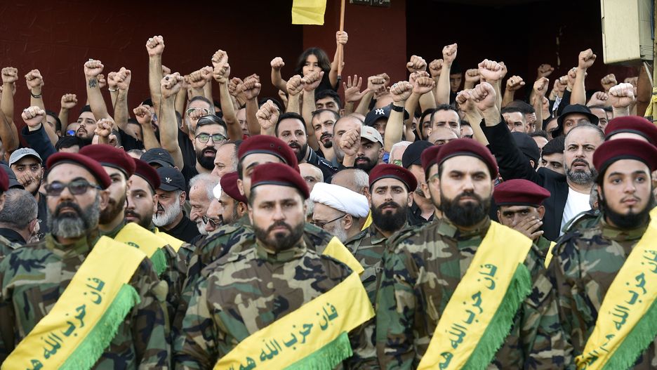 Mourners shout slogans during the funeral of three Hezbollah commanders Hassan Youssef Abdel Sater, Ahmed Samir Deeb and Abbas Sami Muslimani who died in an Israeli strike on 20 September, during the funeral procession in Beirut, Lebanon, 21 September 2024. At least thirty-one people, including Hezbollah commander Ibrahim Akil, were killed and dozens injured in an attack which targeted the southern suburb of Beirut, according to the Lebanese Ministry of Health. The Israeli military stated on 20 September that it conducted a 'targeted strike' in Beirut, claiming that the 'Hezbollah Commanders we eliminated today' had been planning attacks on northern areas of Israel. EPA/WAEL HAMZEH Dostawca: PAP/EPA.