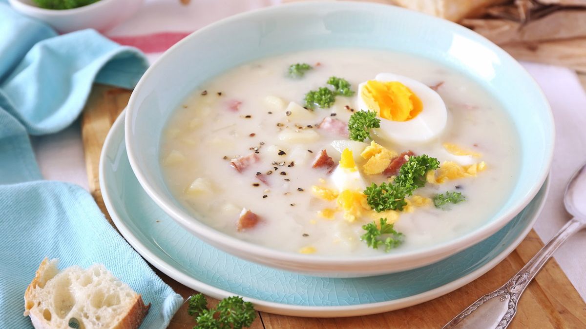 Wyjmuję z lodówki i dolewam do żurku. Zakwas nie jest potrzebny