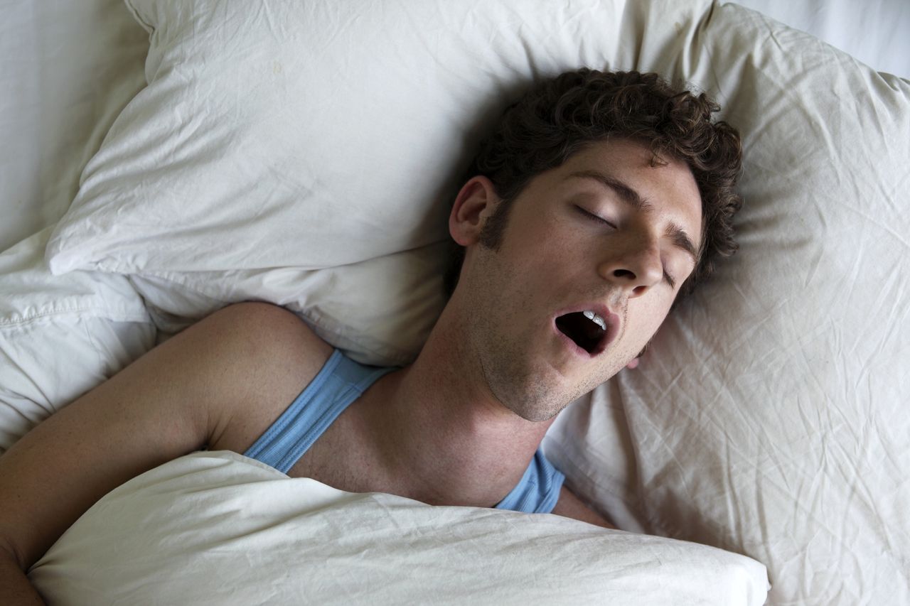 Chrapanie może być spowodowane niewłaściwą pozycją podczas snu