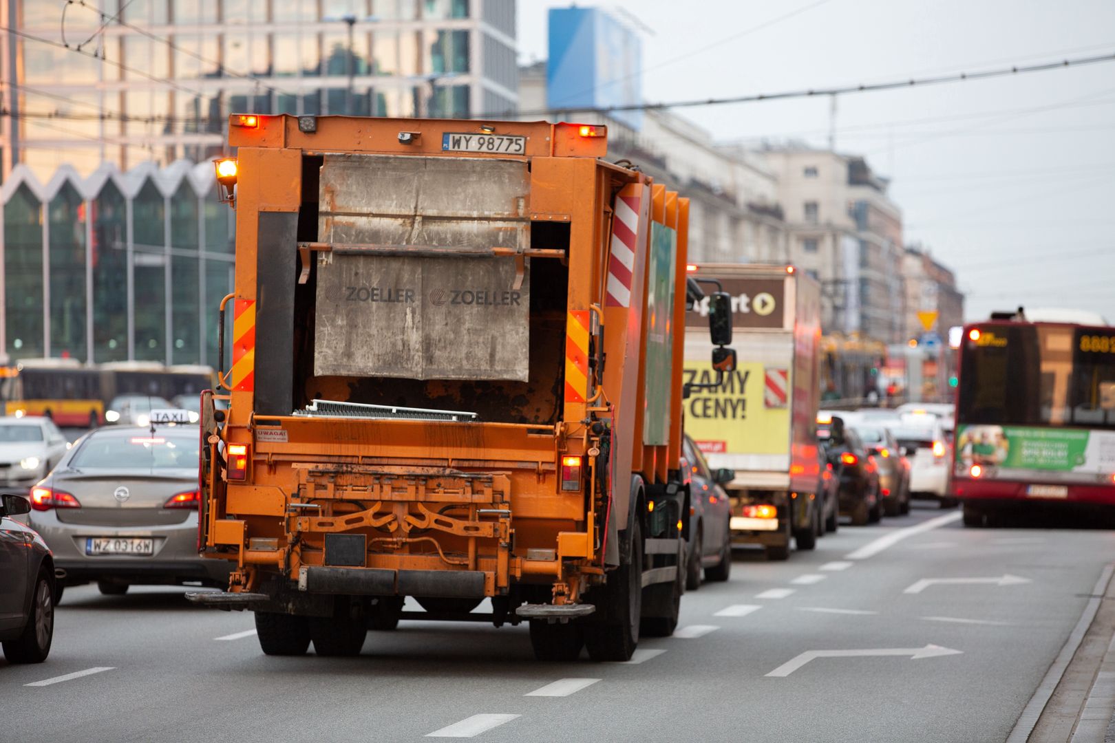 śmieci śmieciarka wywóz odpadów opłaty kontener śmietnik segregacja recykling