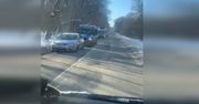 Lublin: Siedziała na mrozie z małymi dziećmi w uszkodzonym aucie. Wszyscy ją mijali, pomogli dopiero policjanci