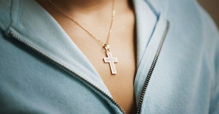 Pielęgniarka zwolniona za noszenie krzyżyka. Oto wyrok sądu