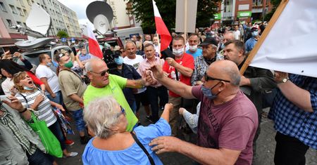 Wybory 2020. Incydent na wiecu Andrzeja Dudy, interweniowała policja. "Wolna Polska, nie PiS-owska"