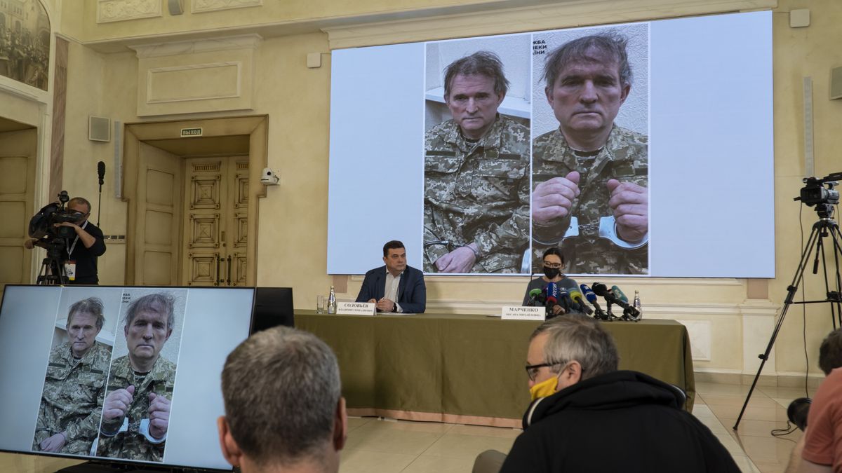 MOSCOW, RUSSIA - APRIL 15: Oksana Marchenko, wife of arrested fugitive oligarch and Russian President Vladimir Putin's close friend Viktor Medvedchuk, holds a press conference to call support from politicians for her husband's release in Moscow, Russia on April 15, 2022. (Photo by Evgenii Bugubaev/Anadolu Agency via Getty Images)