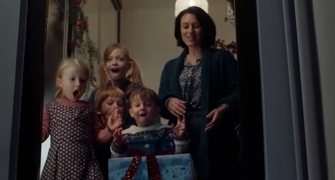 Prezent dla dzieci z sąsiedztwa w bożonarodzeniowym spocie Allegro