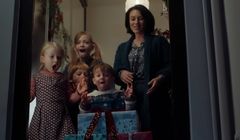 Prezent dla dzieci z sąsiedztwa w bożonarodzeniowym spocie Allegro