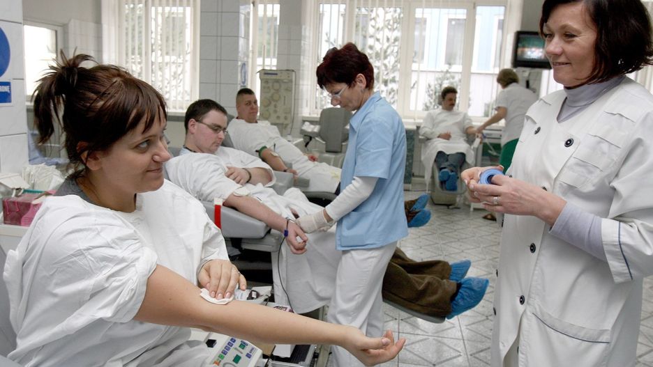 Honorowe oddawanie krwi to nie tylko satysfakcja z pomocy innym, ale też wymierne korzyści dla dawcy
