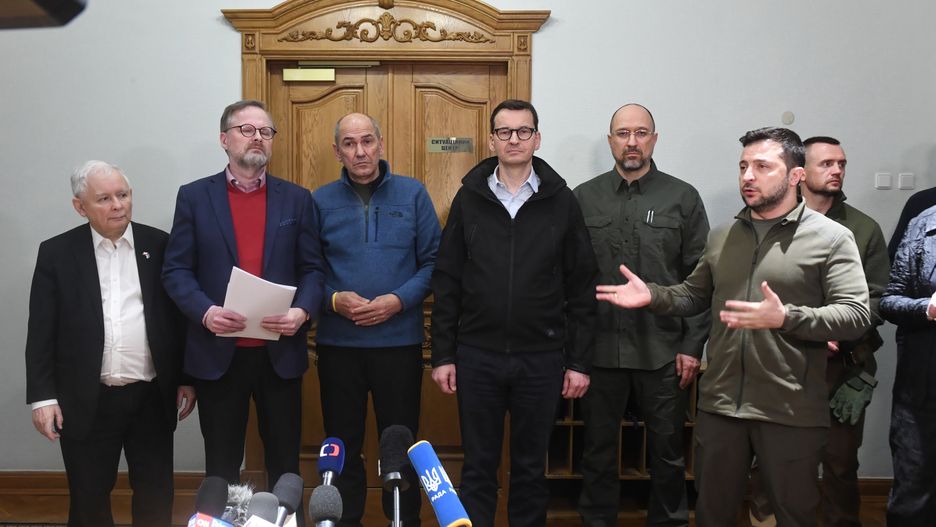  Kijów, Ukraina, 16.03.2022. Prezydent Ukrainy Wołodymyr Zełenski (P), premier RP Mateusz Morawiecki (3P), premier Czech Petr Fiala (2L), premier Słowenii Janez Jansza (3L), premier Ukrainy Denys Szmyhal (2P) oraz wicepremier, prezes PiS Jarosław Kaczyński (L) wzięli udział w konferencji prasowej po spotkaniu w Kijowie, 15 bm. Trwa inwazja Rosji na Ukrainę. (aldg) PAP/Andrzej Lange

