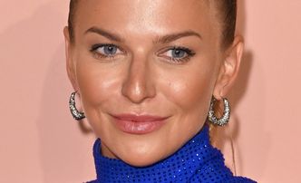 Muśnięta słońcem Anna Lewandowska eksponuje muskularną sylwetkę, wylegując się w skąpym bikini na jachcie
