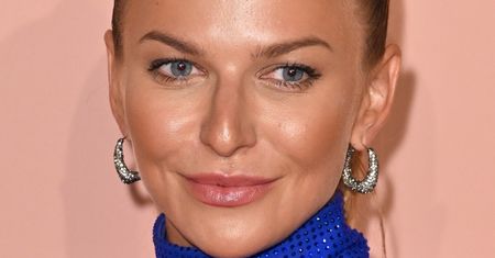Muśnięta słońcem Anna Lewandowska eksponuje muskularną sylwetkę, wylegując się w skąpym bikini na jachcie
