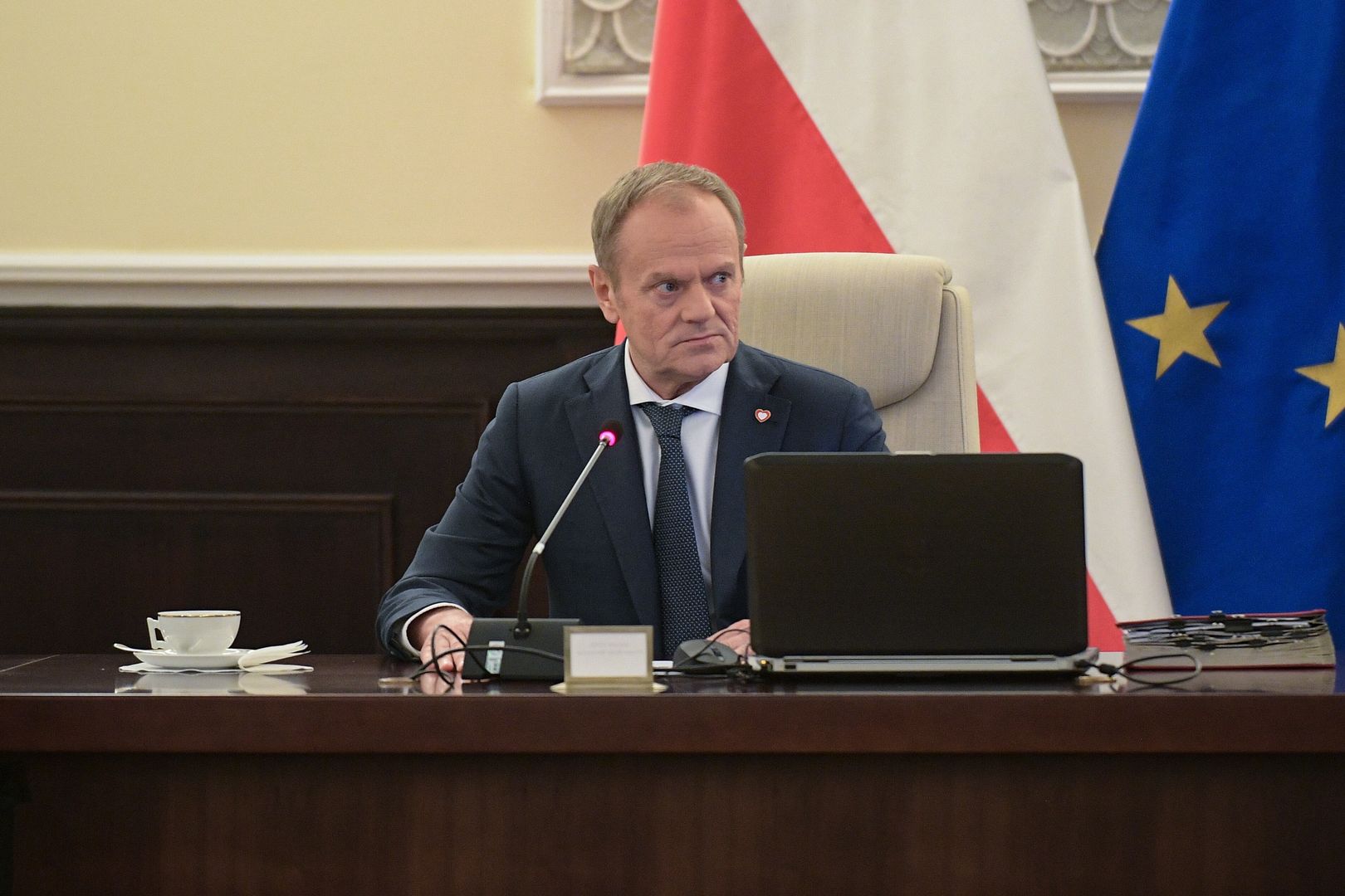 Warszawa, 16.04.2024. Premier Donald Tusk (L) na posiedzeniu rządu w KPRM w Warszawie, 16 bm. Rząd zajmie się m.in. projektem usprawniającym finansowanie inwestycji z części pożyczkowej KPO i projektem zmian w Kodeksie pracy, chroniącym pracowników przed szkodliwymi substancjami. Rada Ministrów omówi też sprawy bieżące. (ad) PAP/Marcin Obara
