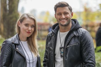 "Nie mogą na siebie patrzeć". Na planie "Gliniarzy" aż iskrzy