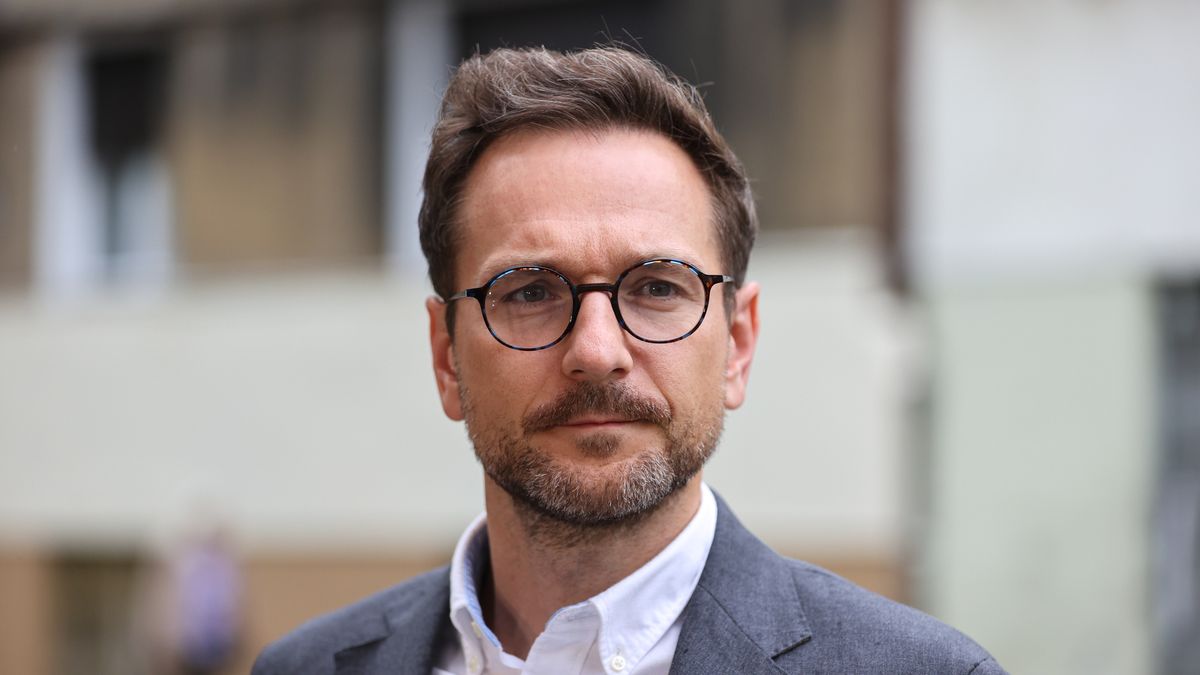 Łódź, 23.09.2023. Minister rozwoju i technologii Waldemar Buda na konferencji prasowej w Łodzi, 23 bm. Tematem spotkania było rządowe wsparcie na remonty mieszkań komunalnych w Łodzi. (sko) PAP/Marian Zubrzycki