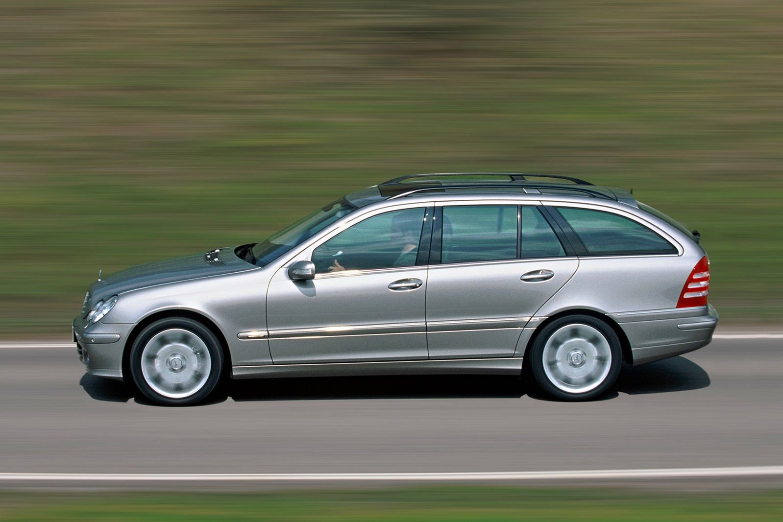 Mercedes Klasy C z nadwoziem kombi nosi oznaczenie S203
