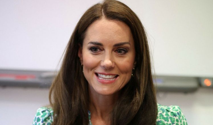 Kate Middleton ZNÓW w tej samej sukience. Odwiedziła przyszłą szkołę księcia George'a! (ZDJĘCIA)