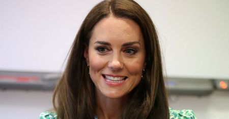 Kate Middleton ZNÓW w tej samej sukience. Odwiedziła przyszłą szkołę księcia George'a! (ZDJĘCIA)