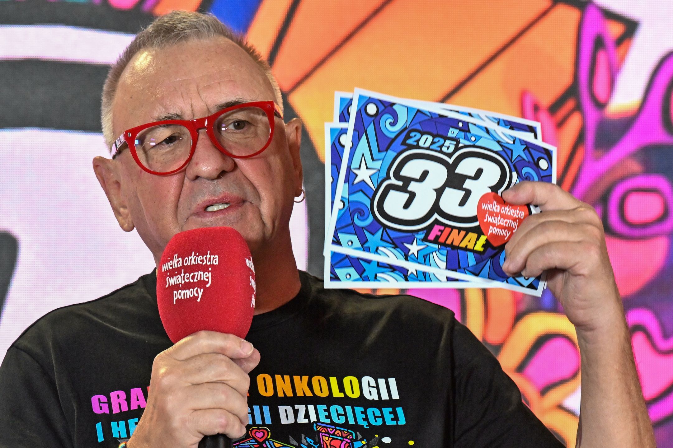 Warszawa, 27.01.2025. Prezes zarządu Fundacji Wielkiej Orkiestry Świątecznej Pomocy Jerzy Owsiak podczas konferencji prasowej w studiu telewizyjnym WOŚP na błoniach Stadionu Narodowego w Warszawie, 27 bm. Na spotkaniu podsumowano 33. Finał Wielkiej Orkiestry Świątecznej Pomocy. W tym roku zbiórka zostanie przeznaczona na potrzeby hematologii i onkologii dziecięcej. (ad) PAP/Radek Pietruszka