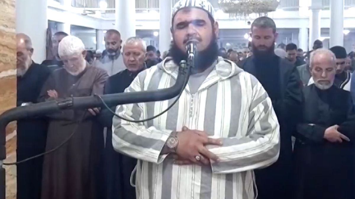 Kot wskoczył na muzułmańskiego duchownego