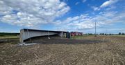 Rzepak nie dojechał. Ciężarówka przewróciła się w Nowicy