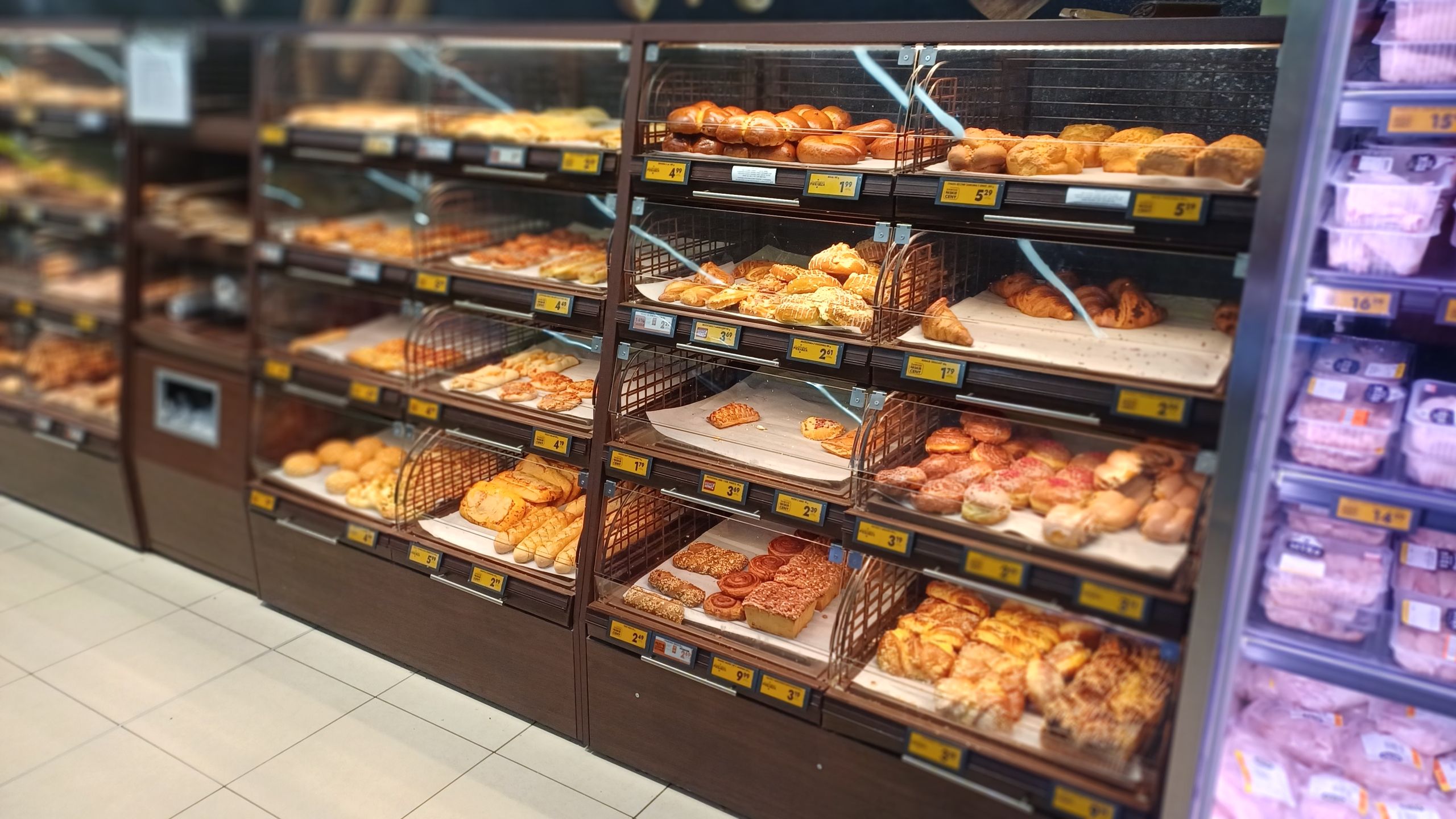 Akademia Wypieków - stoisko z pieczywem w sieci dyskontów