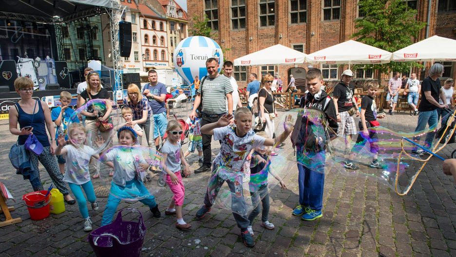 Mimo że weekend zapowiada się deszczowo, nie wszyscy mają zamiar siedzieć w domu. W kulturze dzieje się sporo – od wernisaży, przez spotkania, do zwiedzania różnych miejsc. 