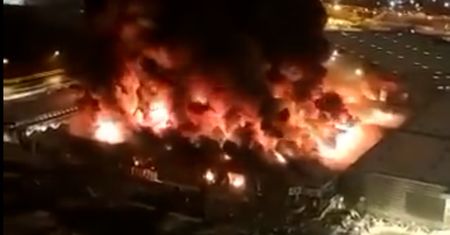 Ogromny pożar na przedmieściach Moskwy. Centrum handlowe w ogniu