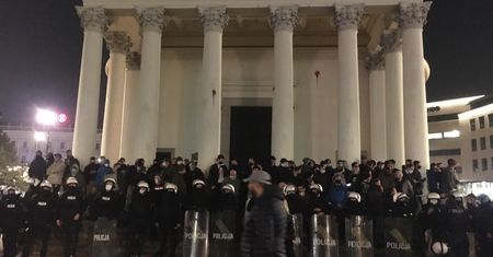 Warszawa. Nocna obrona kościoła na placu Trzech Krzyży. Tylko ataków nie ma