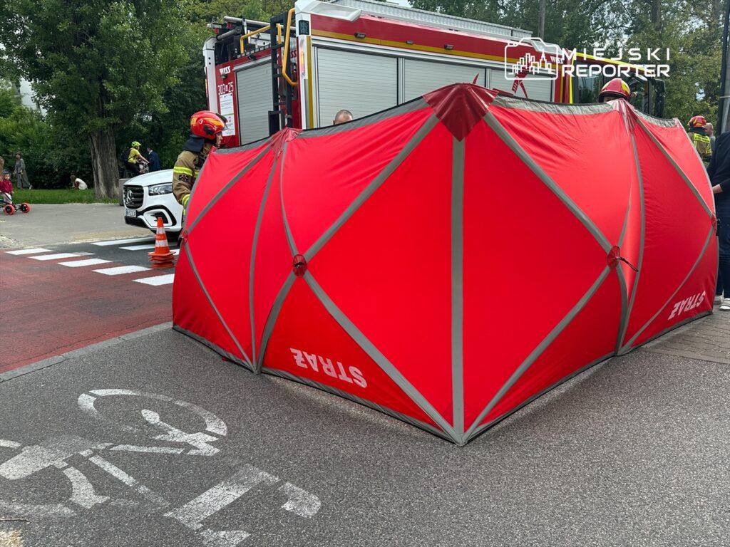 Dramatyczny wypadek w Warszawie. 15-letni rowerzysta ciężko ranny