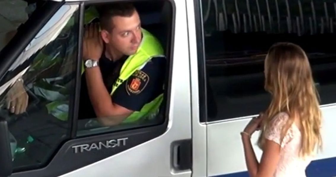 Dziewczyna proponuje seks warszawskim policjantom (NOWY WARDĘGA)