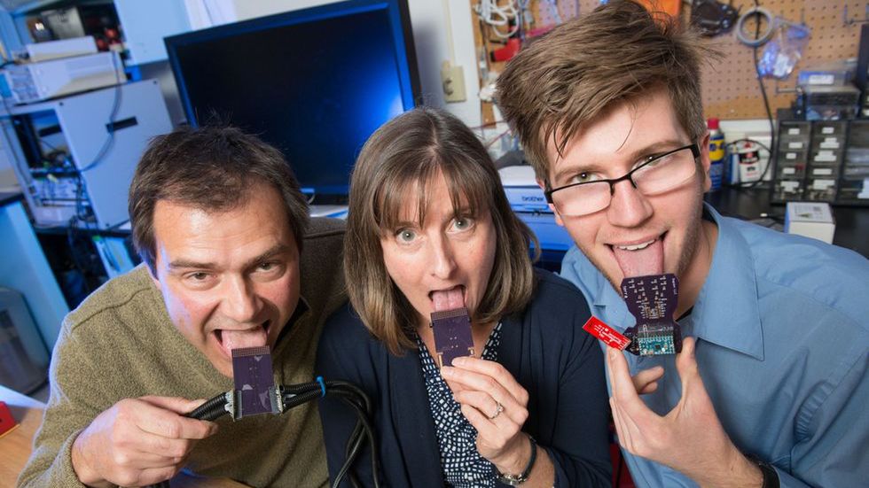 Słyszenie językiem. Zadziwiający, technologiczny tuning ludzkich zmysłów 1