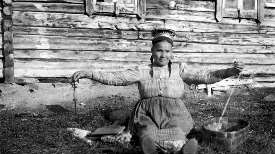 Older Sami woman spinning with spindle, Finland 1950s
Older Sami woman spinning with spindle, Finland 1950s. (Photo by: Geography Photos/Universal Images Group via Getty Images)
Geography Photos
finnish, laps, lapland, traditional, culture, sami, ethnography, indigenous, lap-land, photo, lap, way of life, anthropology, woman, elderly, older, spin, 1950s, 1960s, one, person, clothes, economic activity, scandinavian