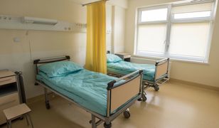 Kompletnie pijana 12-latka w szpitalu. "Nie panowała nad ciałem"