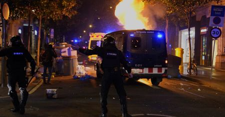 Dantejskie sceny w Barcelonie. Szósta noc protestów w Hiszpanii