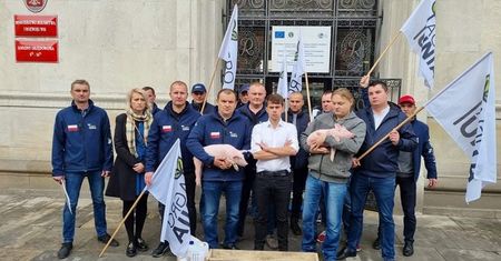 "Przynieśliśmy prosiaki ministrowi". AGROunia próbowała wnieść je do ministerstwa