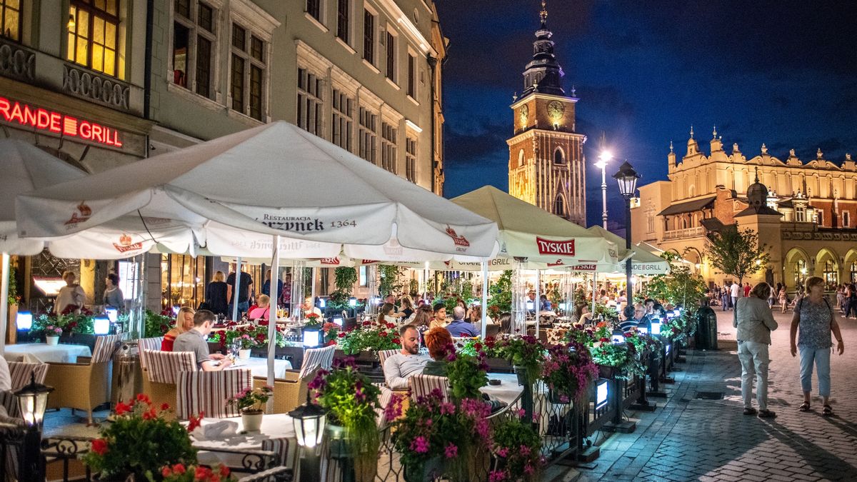 W piątkowe i sobotnie wieczory Stary Rynek w Krakowie wypełniony