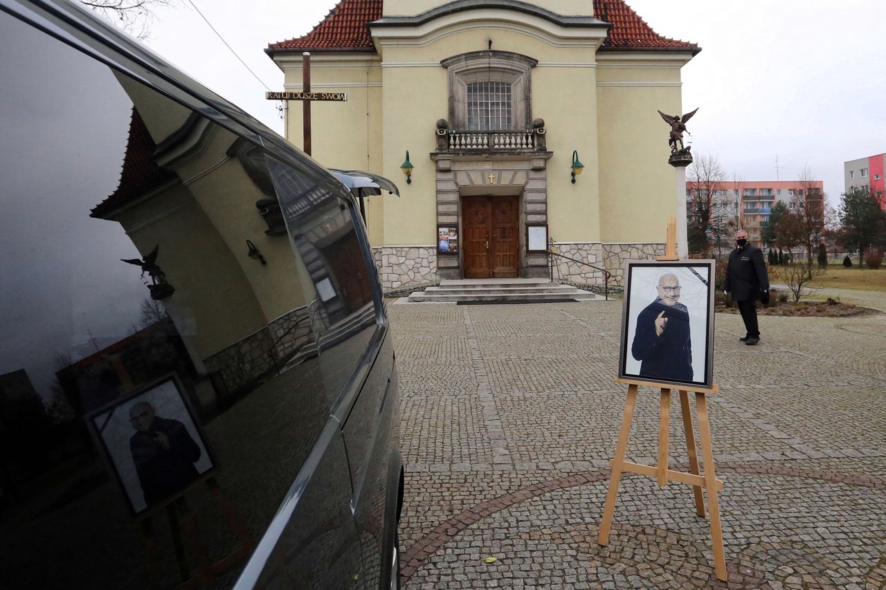 Blachownia, 19.12.2020. Uroczystości pogrzebowe aktora Piotra Machalicy w kościele pw. Świętego Michała Archanioła w Blachowni k. Częstochowy, 19 bm. Piotr Machalica zmarł 14 bm. w wieku 65 lat. W ostatnim okresie życia mieszkał w Blachowni. (amb) PAP/Waldemar Deska