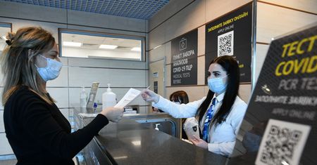 Paszporty covidowe w Polsce? Warszawa miała dołączyć do testów certyfikatów