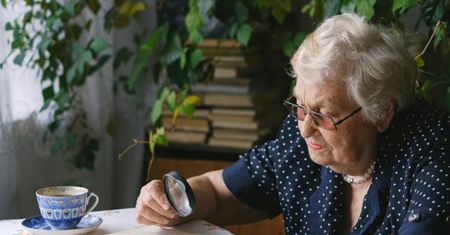Seniorzy kupują i przyjmują je na potęgę. Powinni uważać
