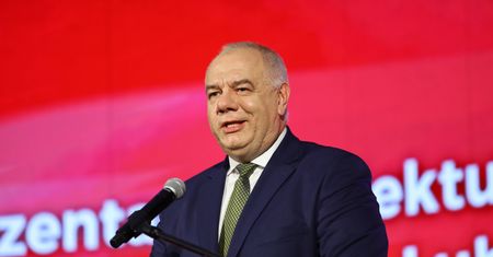 Ujawniamy. Męskie wakacje Jacka Sasina. To z nimi poleciał do Madrytu
