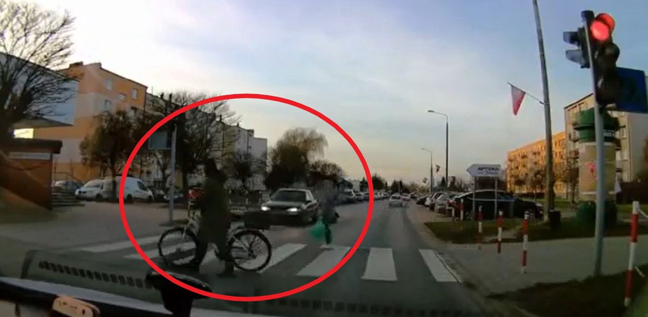 Piesi na przejściu, a kierowca zignorował światła. "Kategoria cudu"