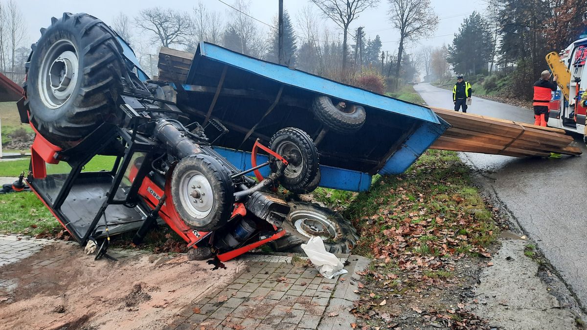 Wypadek ciągnika w Buczynie.
