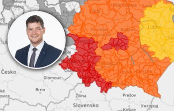 1200 worków z piaskiem. Wójt gminy Kozy mówi, jak spędził noc