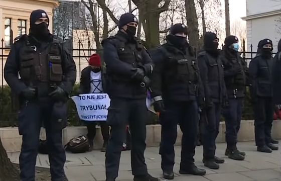 Policjanci przed TK zasłonili protestujących przed dziennikarzami, szef Press Club Polska pisze do komendanta