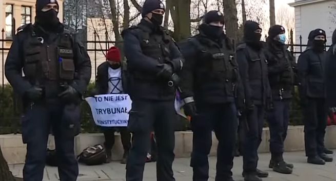 Policjanci przed TK zasłonili protestujących przed dziennikarzami, szef Press Club Polska pisze do komendanta