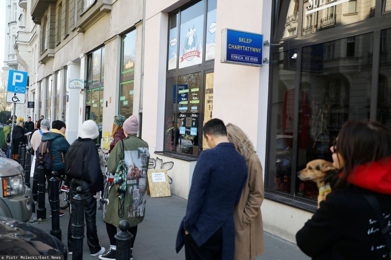 Kolejki pod sklepami mogą być niebezpieczne dla klientów